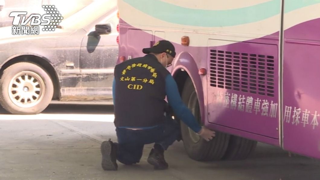 康橋校車隧道內翻覆,車頭嚴重毀損,鑑識人員今日重新勘驗車輛。(圖/TVBS)