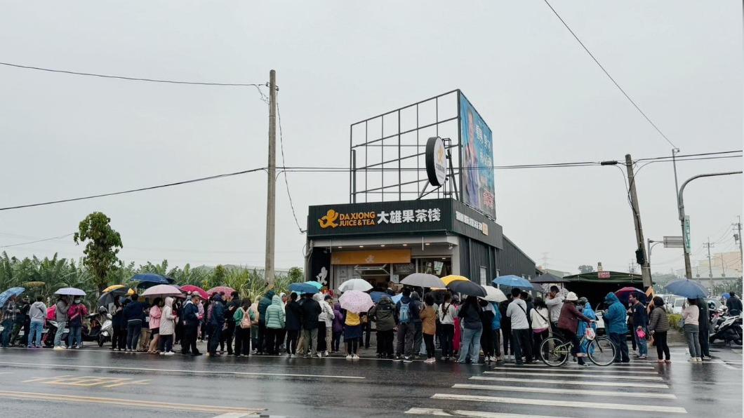 撐傘也要排！高雄手搖爆人潮「不是買喝的」　粉紅迷嗨：換到了