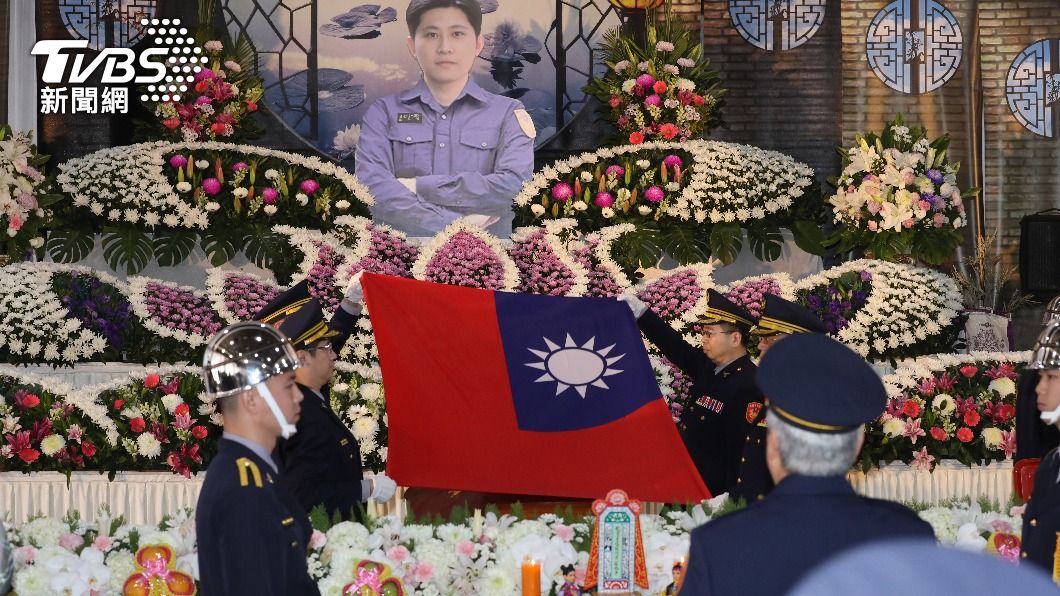 基隆殉職警「靈柩蓋國旗」 數百同仁敬禮哀痛送最後一程
