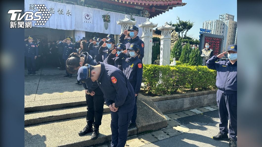 警員蘇昱鴻告別式現場,多名長官、同仁也列隊鞠躬致意。(圖/林意筑攝)