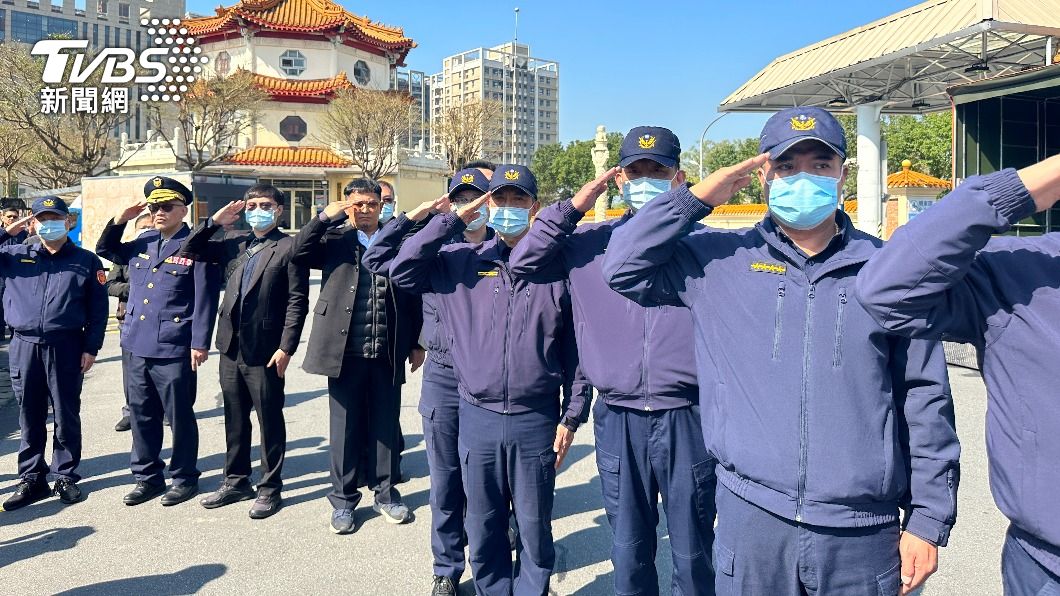警員蘇昱鴻告別式現場,多名長官、同仁也列隊鞠躬致意。(圖/林意筑攝)