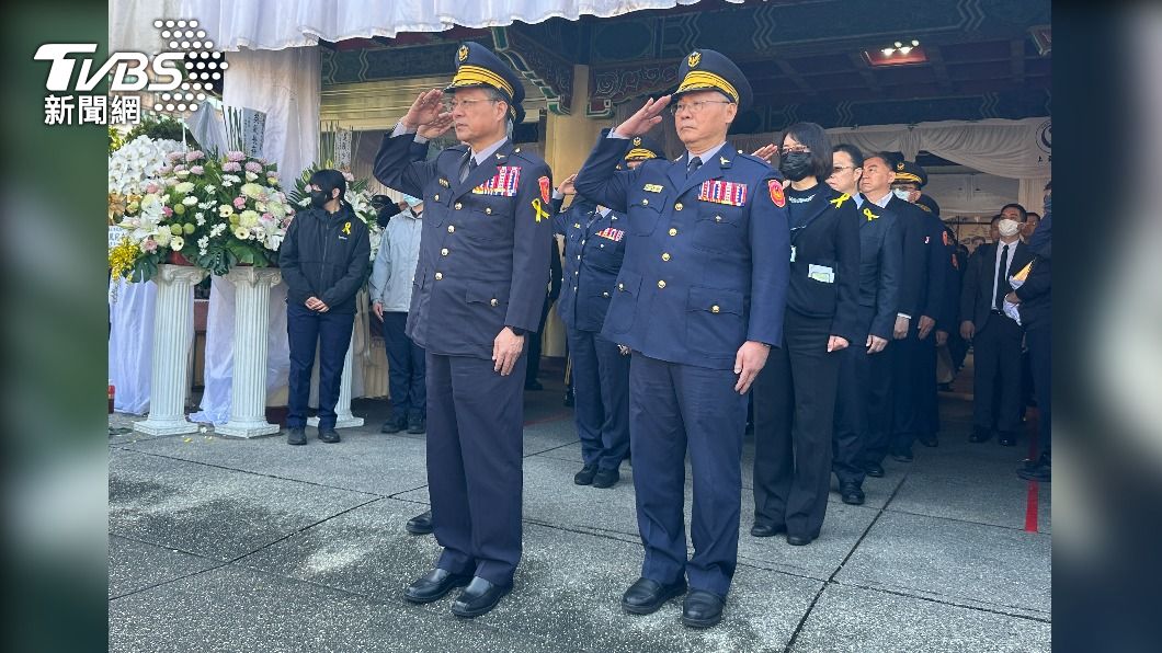 警員蘇昱鴻告別式現場,黃明昭(左)敬禮致意。(圖/TVBS)