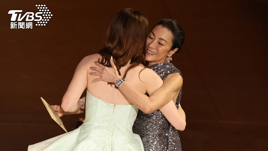 楊紫瓊、艾瑪史東在台上其實有開心擁抱。(圖/達志影像路透社)