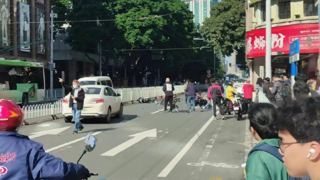 快訊/廣州發生汽車衝撞 行人與自行車全倒至少11傷