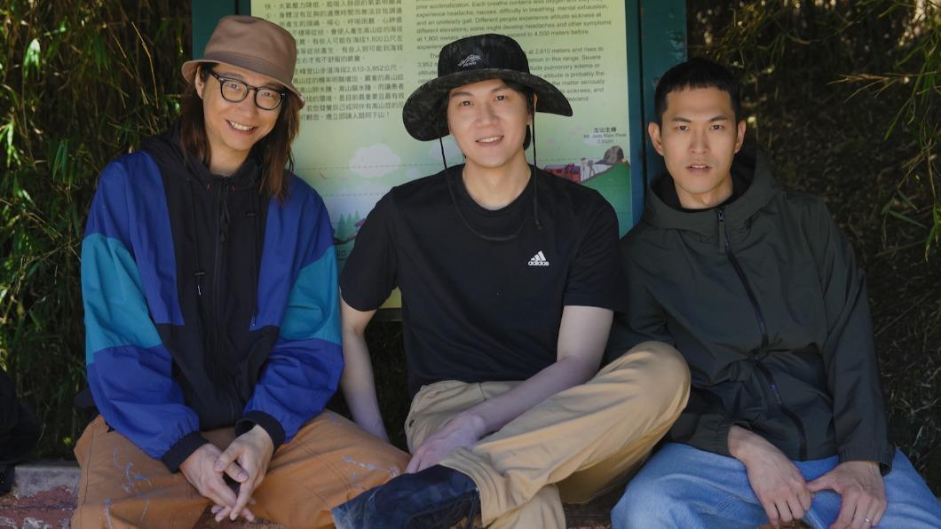 方Q(左起)、小玉及阿奎這次登上玉山格外小心,笑說要保護膝蓋。(圖/相信音樂提供)