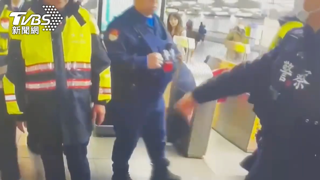 男子被警方架離。（圖／TVBS）