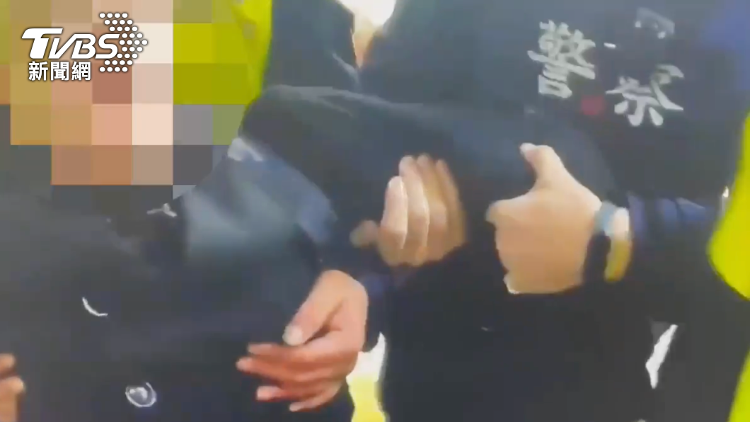 男子被警方架離。（圖／TVBS）