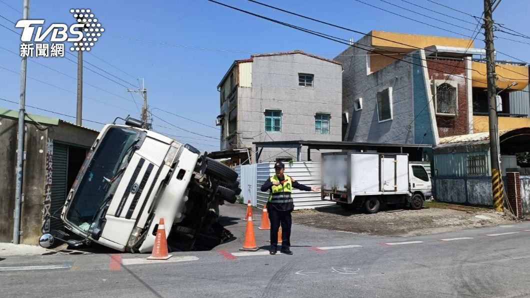 高雄水泥車倒車下一秒路面「突塌陷」 駕駛嚇傻爬出來求救