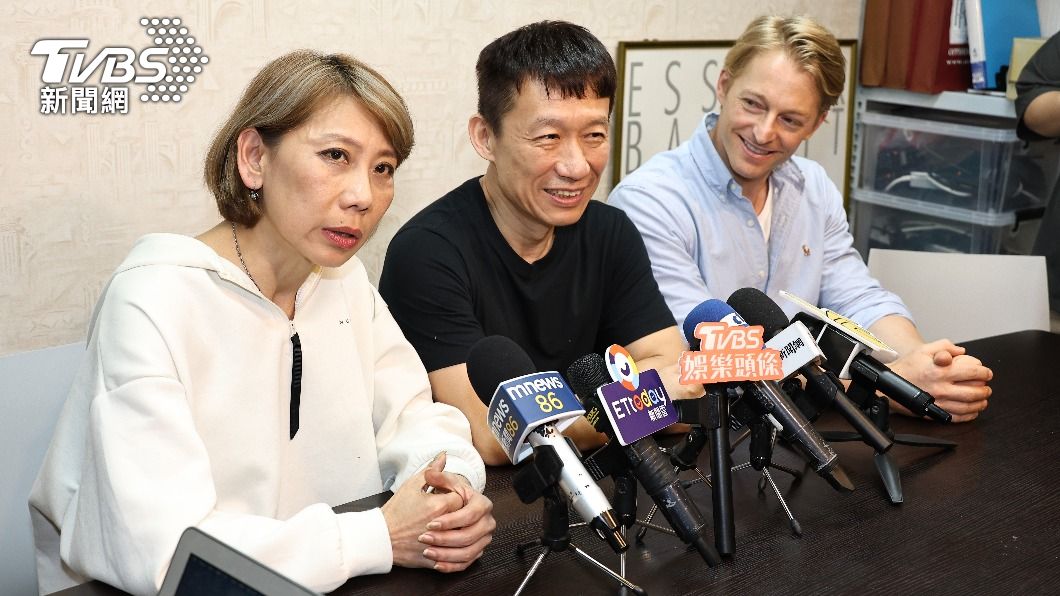 郎祖筠（左起）、郭子乾、法比歐為舞台劇《把我娶回家》宣傳。（圖／張哲鳴攝）