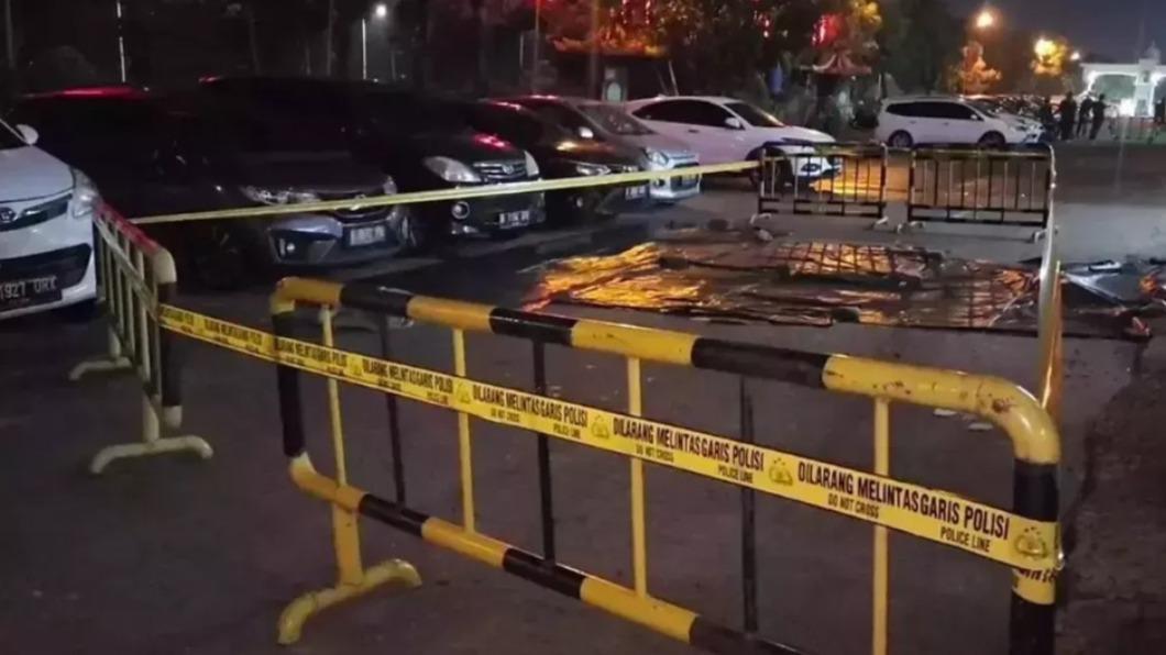 死者4人從公寓頂樓墜地。（圖／翻攝自Gandhy Armansyah）