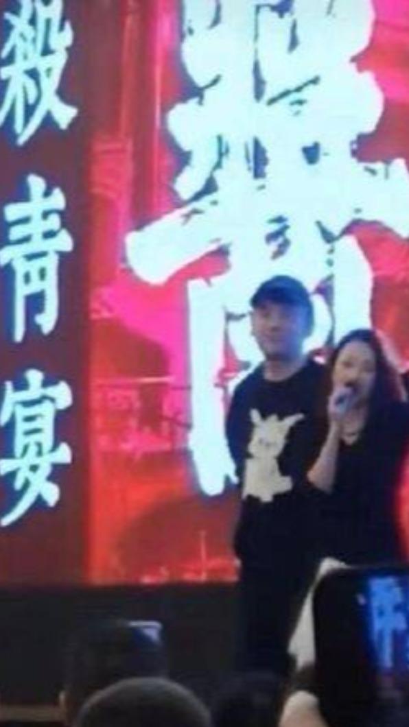 章子怡殺青宴上哽咽感謝導演陳可辛給她重生機會。(圖/翻攝自微博)