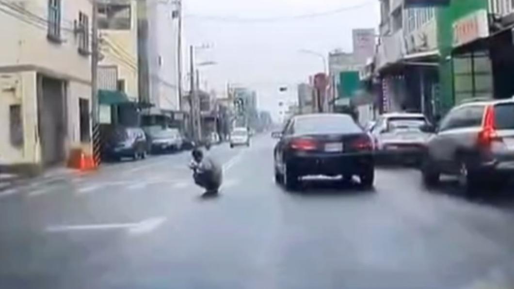 彰化帝王行人?鹿港男無視來往車輛 蹲馬路中央吃東西