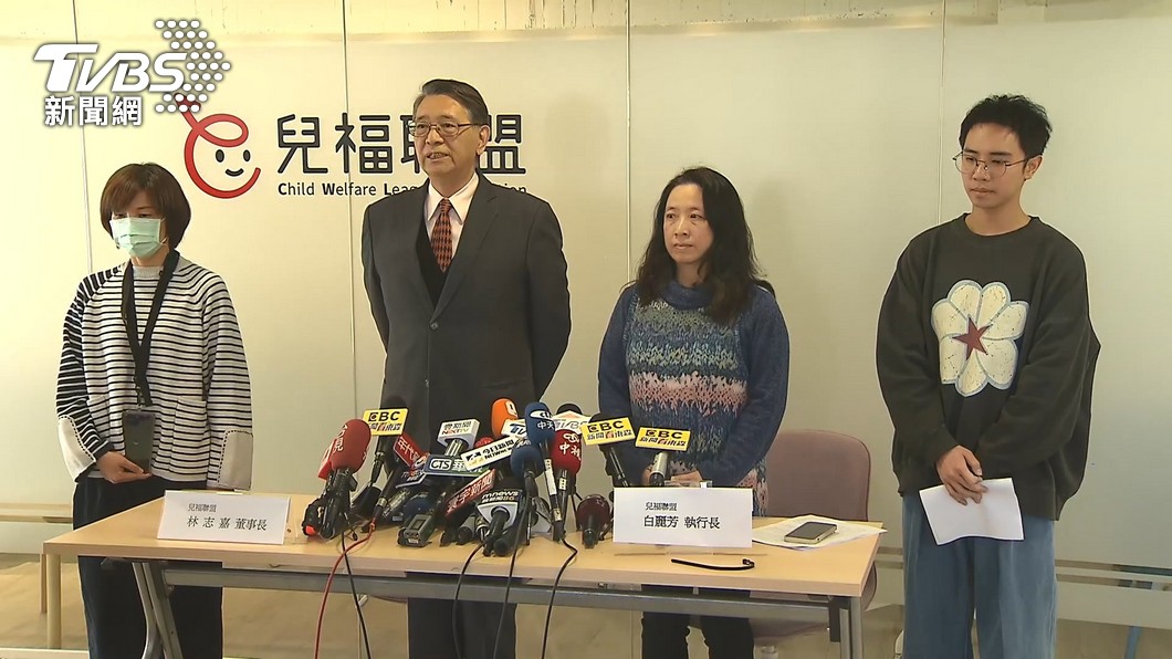 兒福聯盟董事長召開記者會道歉。(圖/TVBS)