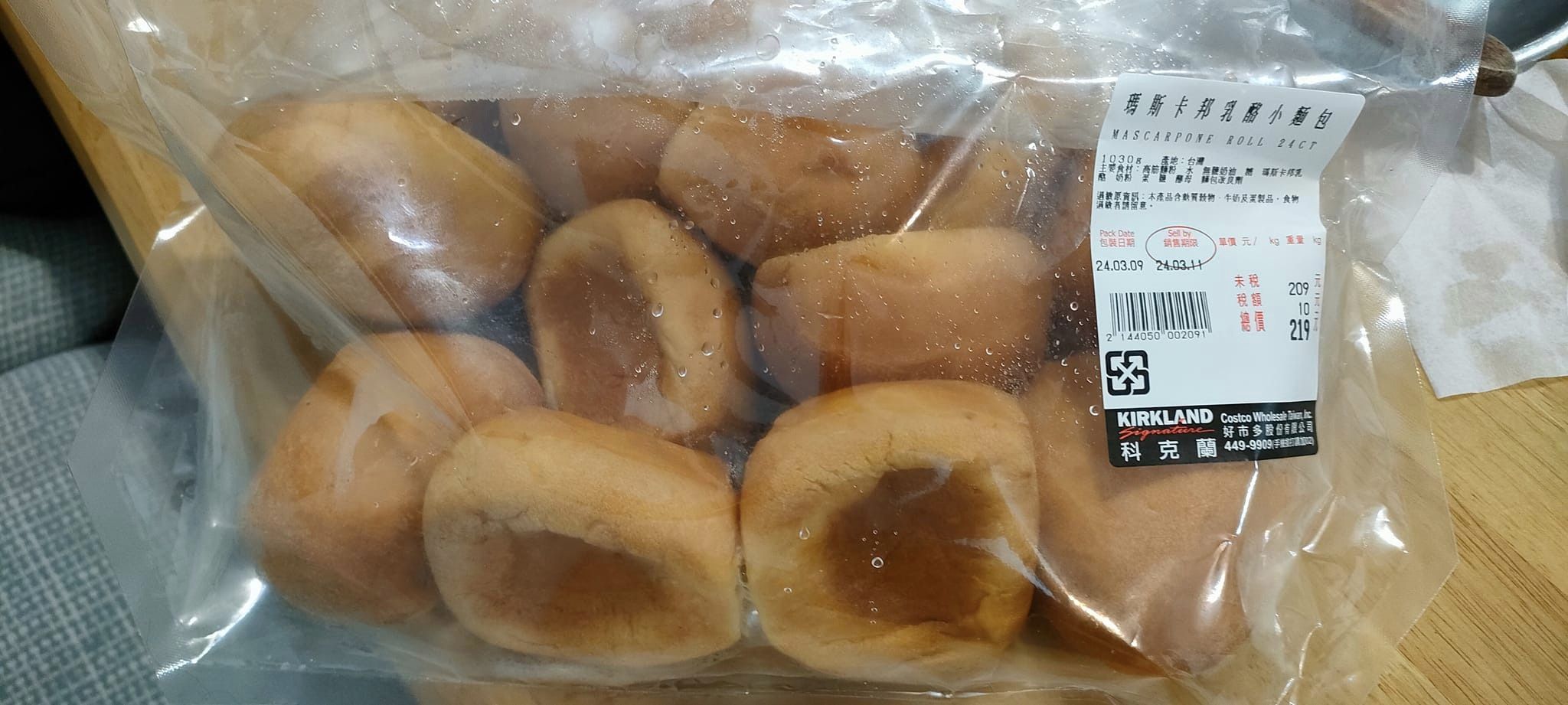 瑪斯卡邦乳酪小麵包外觀和原味小餐包並無二樣。(圖/翻攝自「COSTCO 好市多 商品消費心得分享區」臉書)