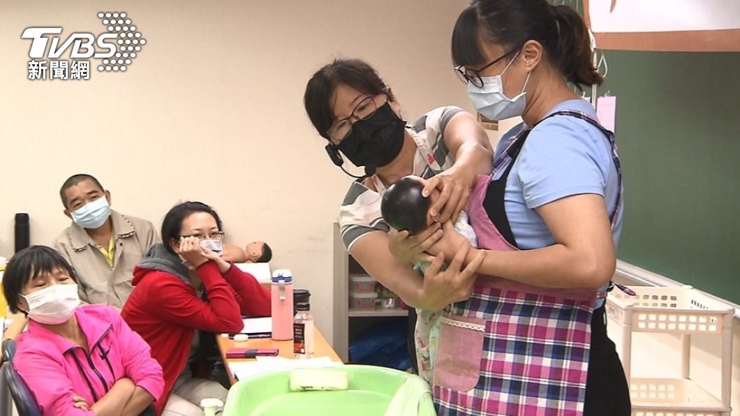 保母制度與社工人力短缺等議題,儼然成為急需改善的「未爆彈」。(示意圖/TVBS資料照)