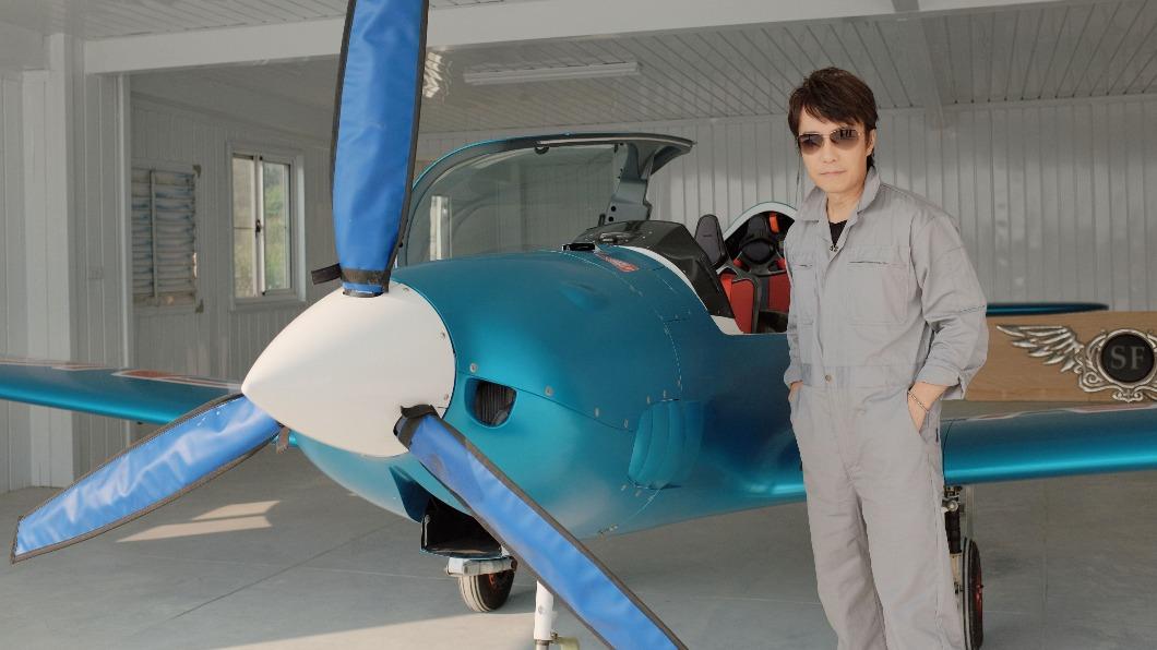 邰正宵新歌MV以輕航機為主軸,有懼高症的他更趁機一窺駕駛艙。(圖/起初娛樂提供)
