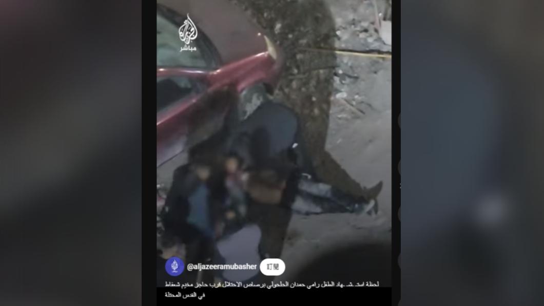 東耶路撒冷難民營附近,13歲男童哈爾烏利在發射煙火後,被拍到遭以色列駐警射殺。(圖/翻攝自Al Jazeera Mubasher影音)