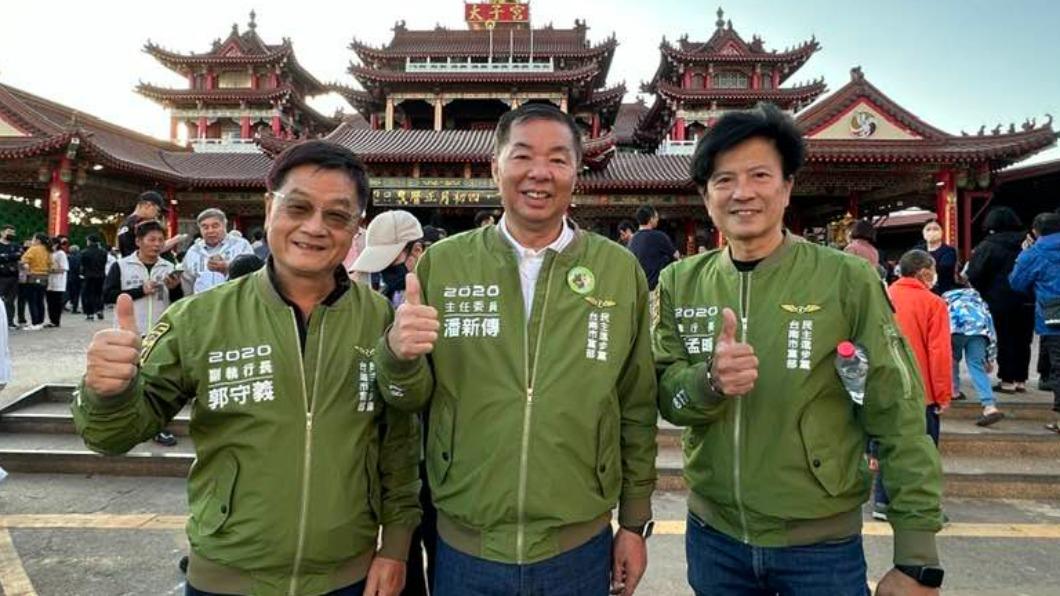 民進黨台南市黨部主委潘新傳(中間)。(圖/潘新傳臉書)