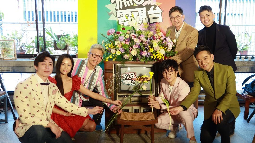 （左起演員）康茵茵、呂紹齊、唐從聖，（左二）導演 謝念祖、洪都拉斯、岑永康。（圖／全民大劇團提供）