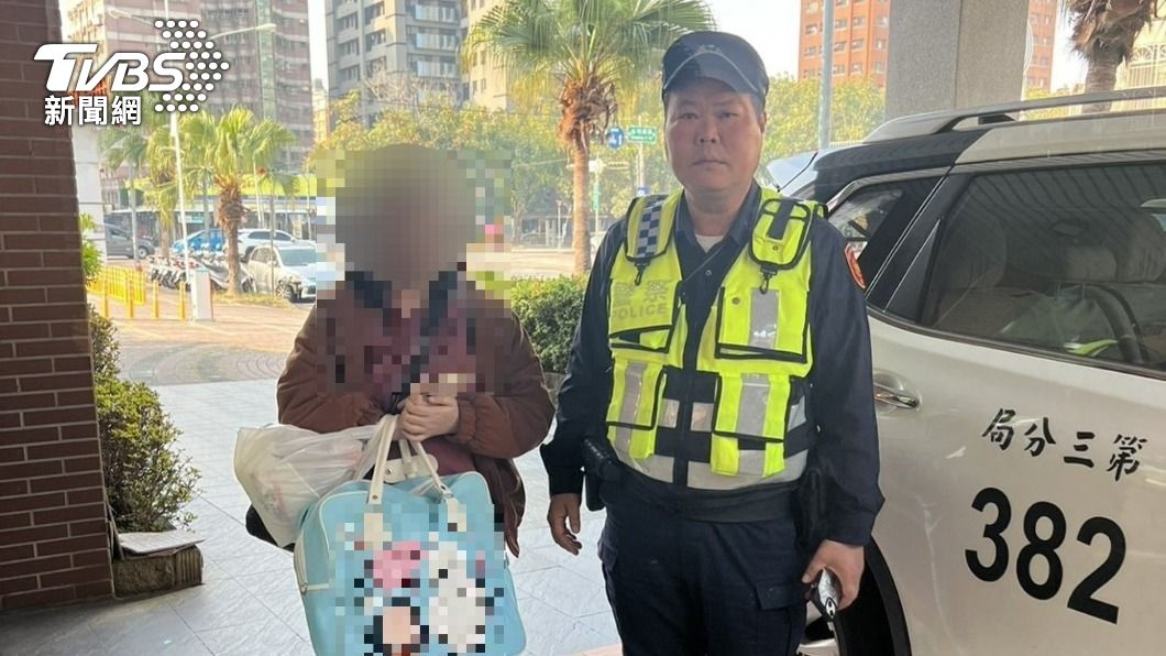 暖心員警集資給鄭女當零用錢。（圖/TVBS）