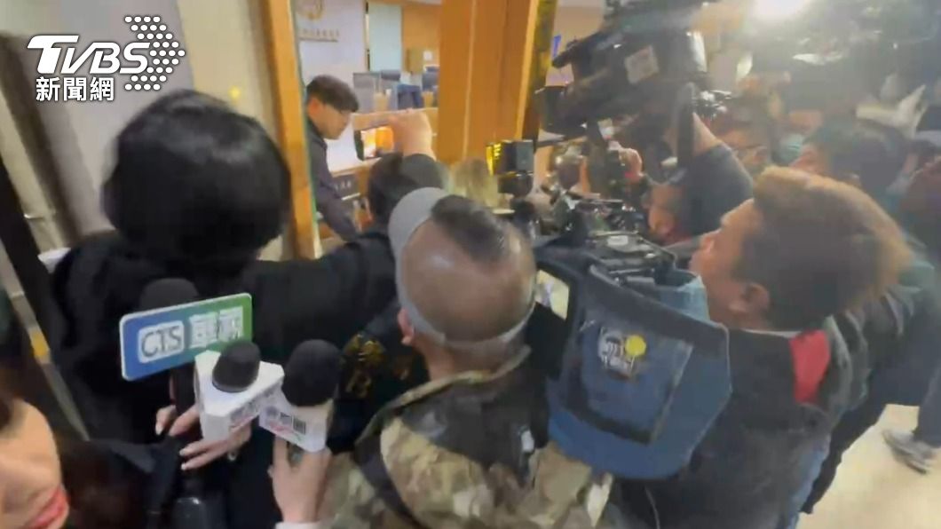 刑事局員警像打籃球般，帶「花」突破媒體衝進法警室。（圖／TVBS）