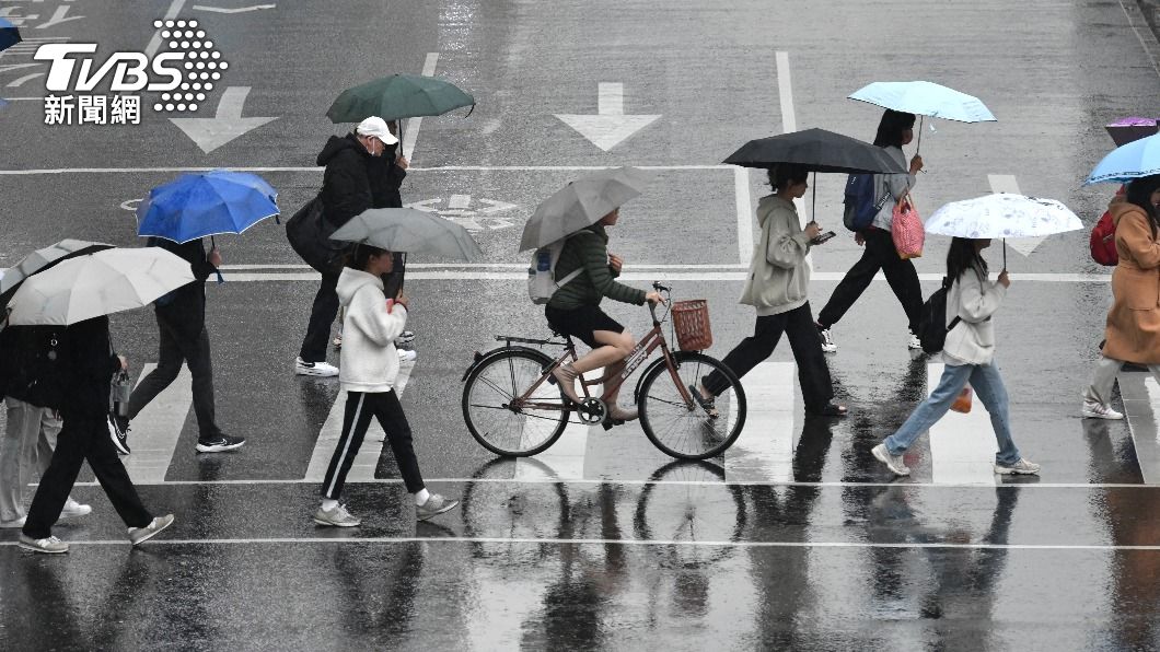 天氣／短暫回暖又下雨！這天「雨灌全台」春雷雨狂轟　冷氣團凍3天
