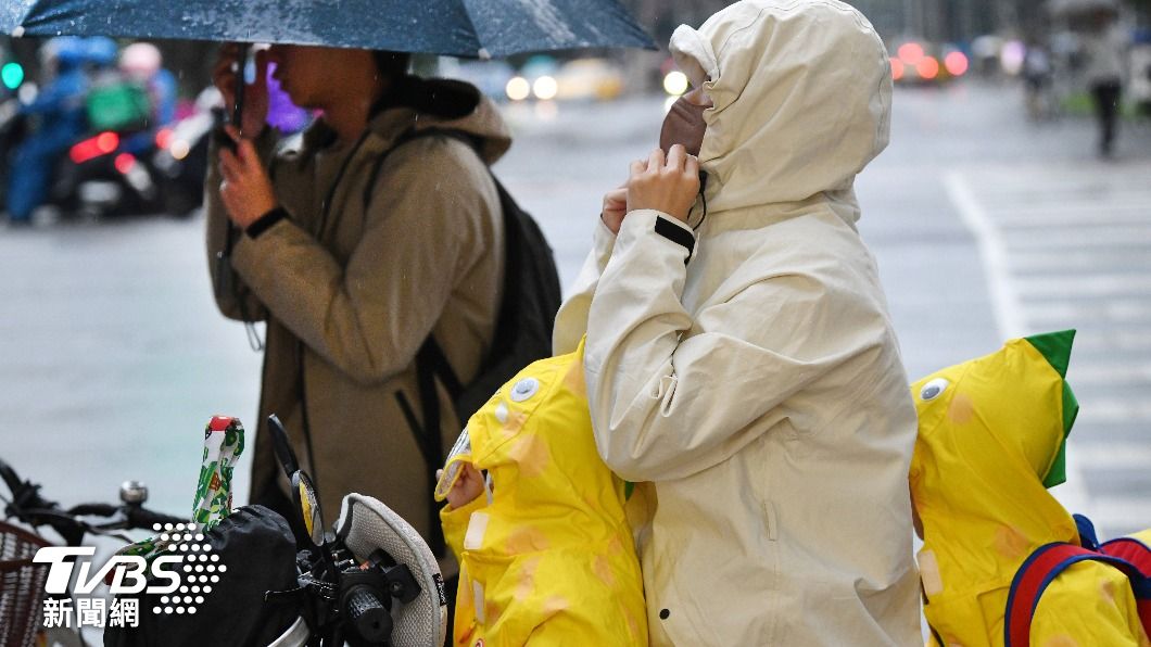 4圖秒懂變天!鋒面今晚殺到「雷雨狂炸」 週日雨勢最大