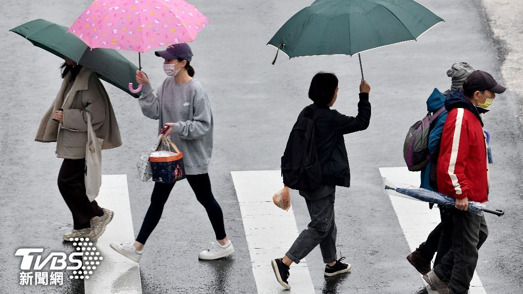 鋒面殺來!北、東部降7℃雨區擴 「還有另一波」週末天氣曝