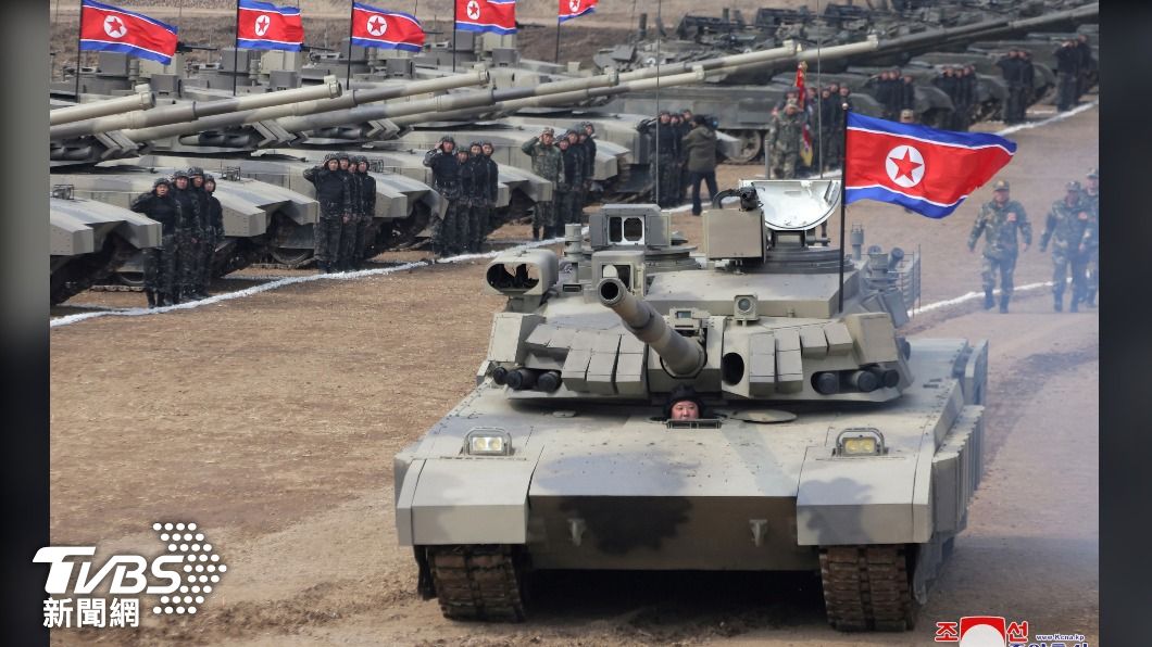 北韓又有「新玩具」？　金正恩親自校閱坦克操練