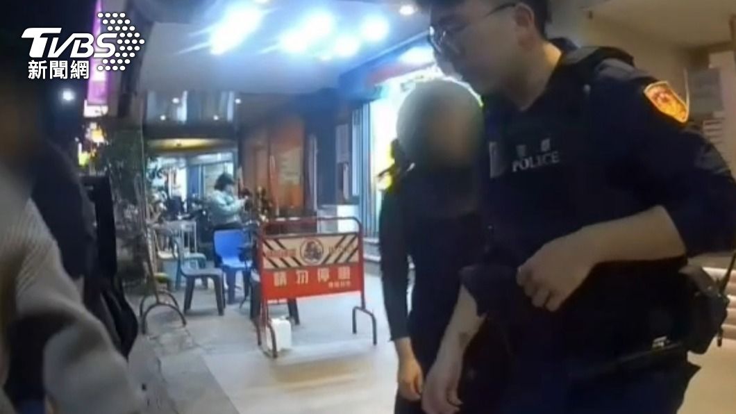 員警聽聞後立即指揮分工,與戴男朋友費盡九牛二虎之力把抬起送上車。(圖/TVBS)