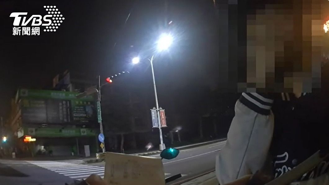 傻眼！喝醉路倒向警掛保證「搭車回家」　半小時後酒駕被抓