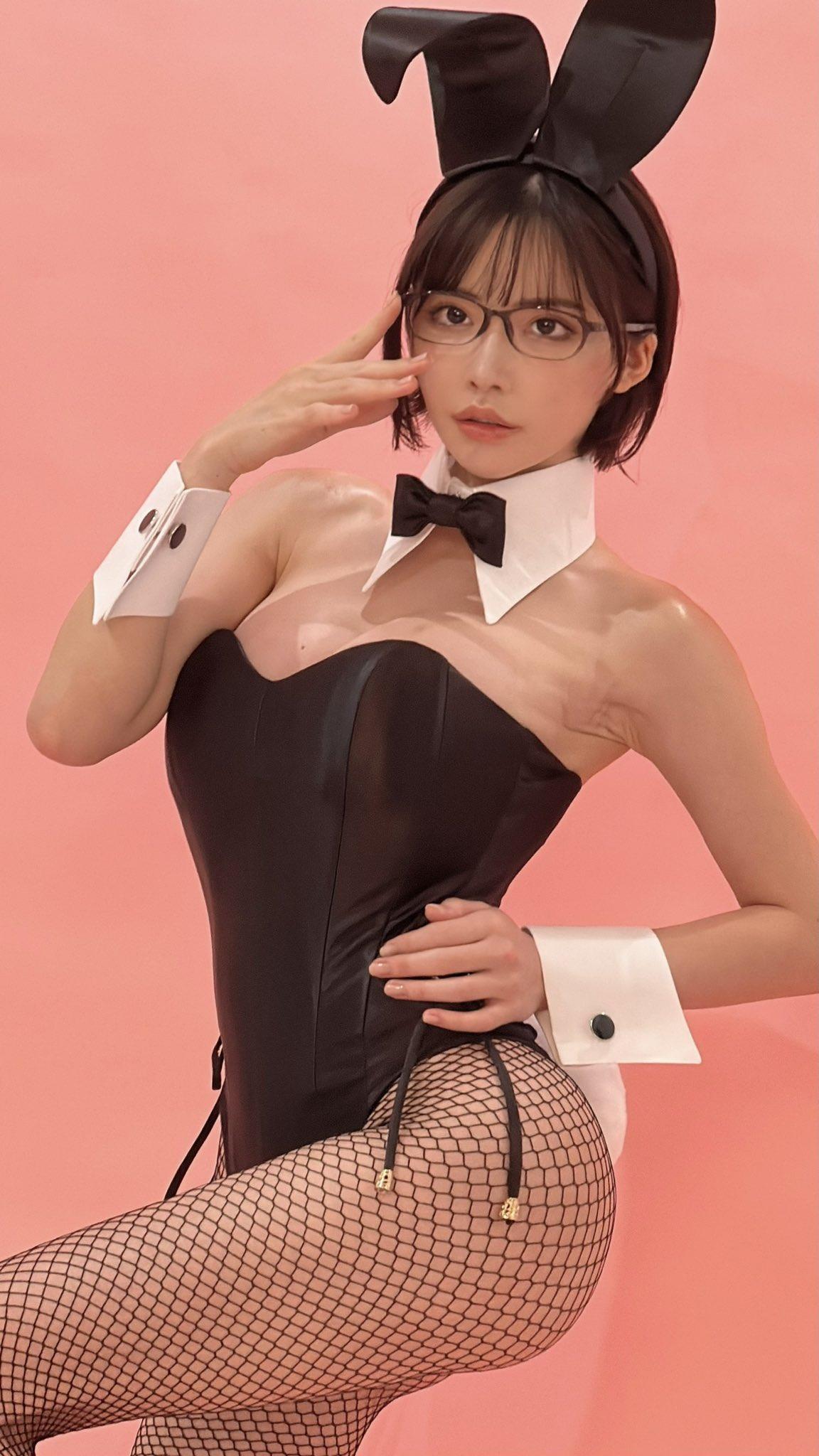為了清償欠稅,深田詠美現在狂接各種工作。(圖/翻攝自深田詠美推特)