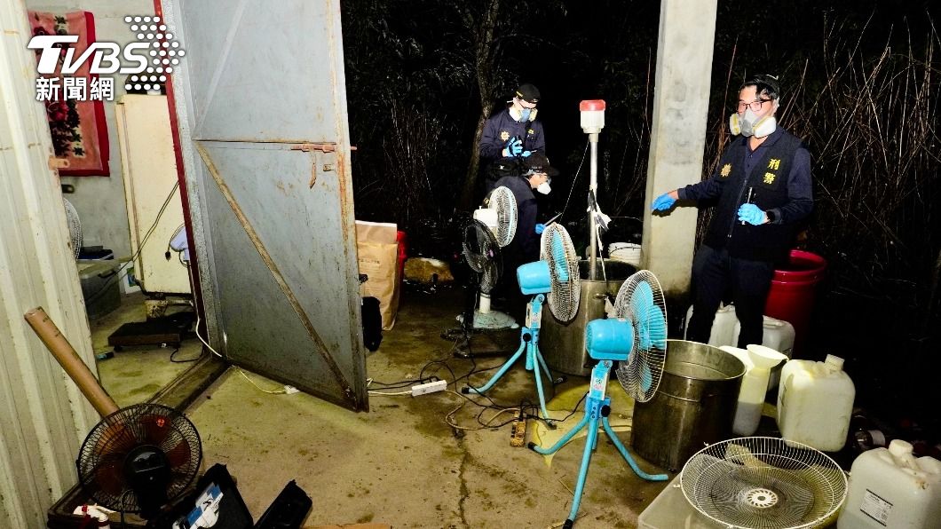 攻堅畫面曝!台南深山「喵喵」工廠 製毒男見警嚇壞趴地