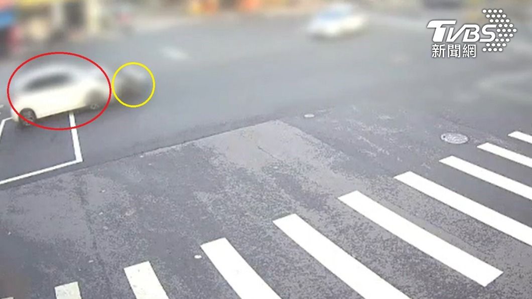 工程車被推撞噴飛。(圖/TVBS)