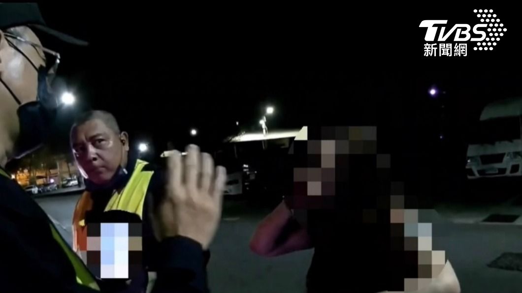 高雄長髮妹和男友吵架街頭狂哭 警上前安慰意外抓到通緝犯