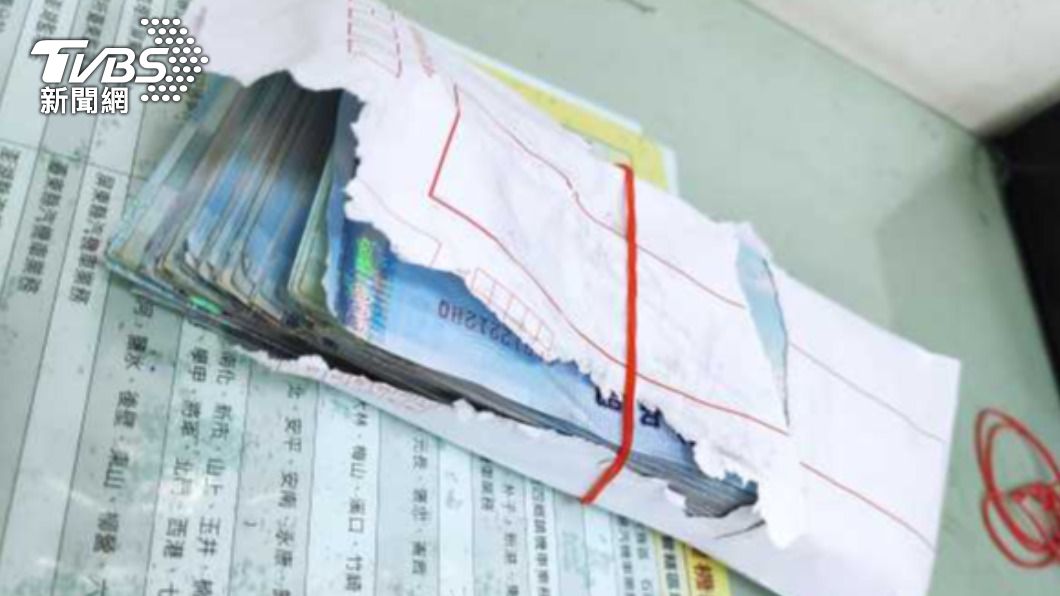 愛犬公廁內「叼出20萬」 男拾金不昧保住慈母借來的手術錢