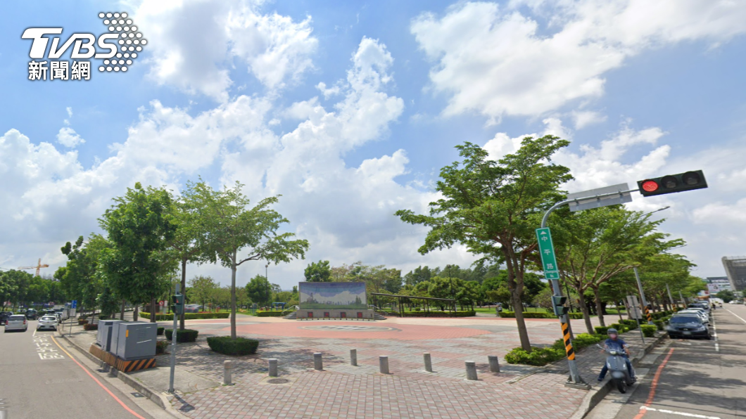 張女在新平公園遺失20萬現金。(圖/TVBS)