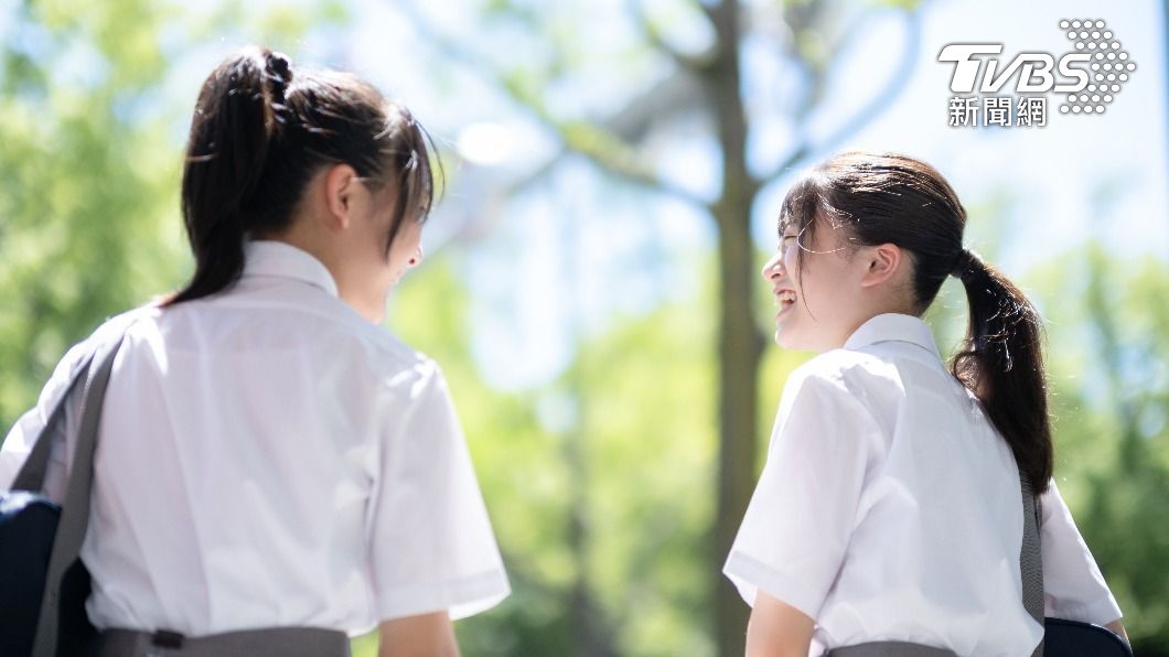 復古風回來了?國中妹「掏1物」學校流行 全場看傻:阿嬤同款