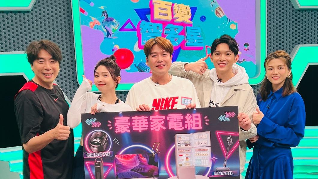 李易(中)與同隊隊友曾智希(左二)、林輝瑝(右二)共同獲得10萬大獎。(圖/年代提供)