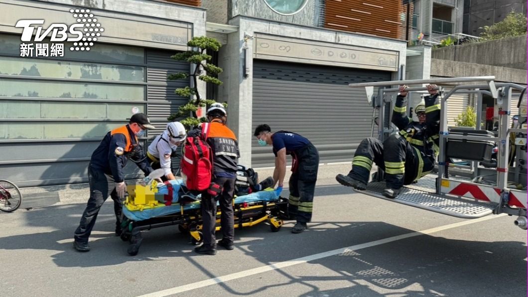快訊／高雄工人踩破採光罩「從頂樓墜落」　昏迷搶救中