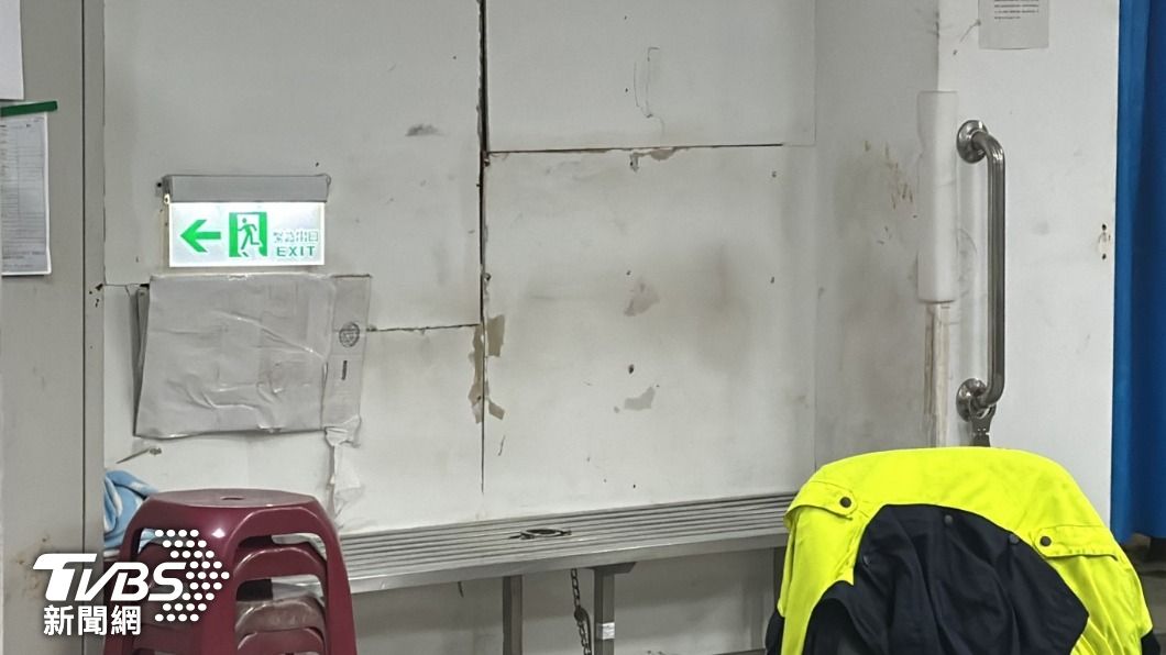 嫌犯應上銬在「戒護區」,而這名嫌犯雖然雙手上銬,仍然可以在派出所隨意走動。(圖/TVBS)