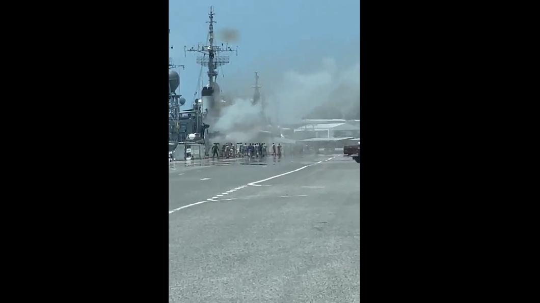 疑似是火砲故障釀成意外,泰國海軍發生軍艦誤擊友艦釀火災,造成3人受傷的尷尬事故。(圖/翻攝自推特@ThaiEnquirer)