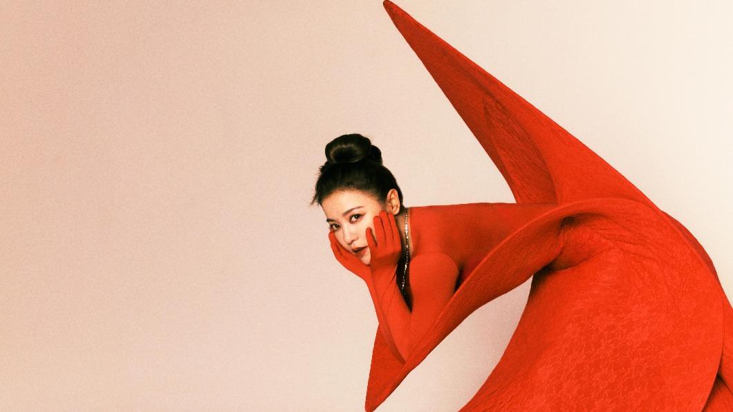 聖筊穿上身!丁噹秀豔紅新造型迎好運 曼妙曲線被看光