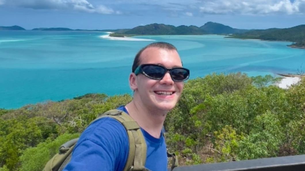 克勞佛經常在自己經營的Tiktok平台是和粉絲分享自己搭機的福利及旅遊相關片。(圖/翻攝自tiktok @joshacrawf)