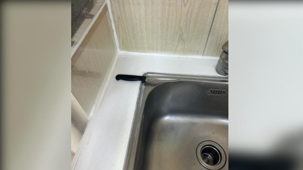 激動的病患拿刀攻擊蘇姓護理師。(圖/翻攝自爆料公社)