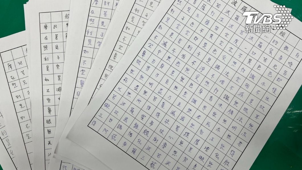 少年自願接受輔導和抄經。(圖/陳祁攝)