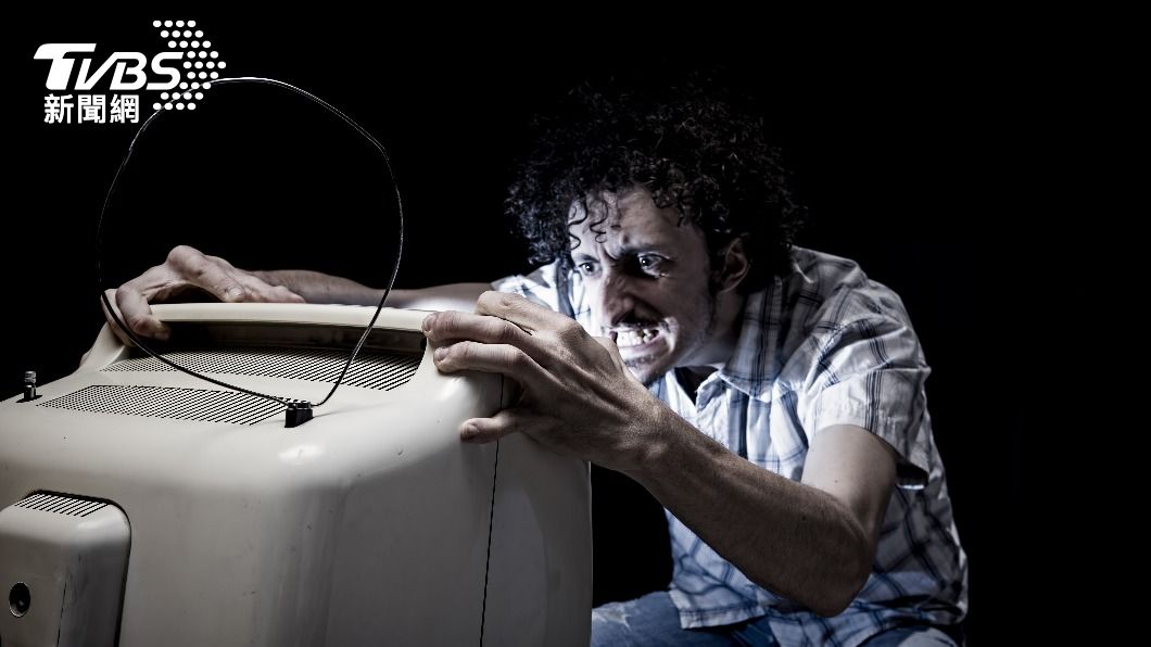 老家電秀抖罷工!為何一頓「拳腳修理」就正常?內行曝原理
