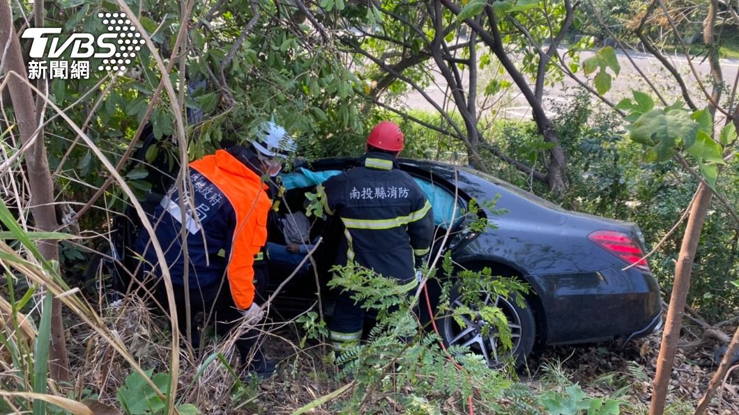 整車消失不見!國道賓士離奇墜邊坡 「高速撞擊」駕駛全身傷
