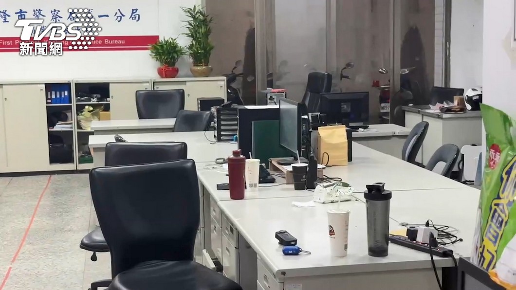 大膽!嫌犯雙手上銬 派出所趴趴走偷警錢包