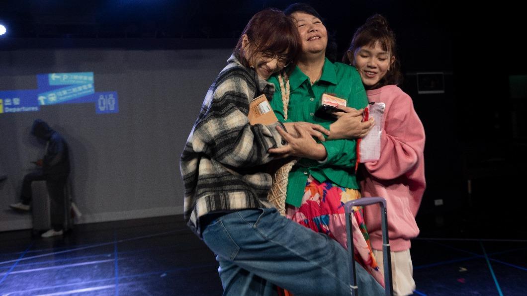 陽靚（左起）、王琄、李劭婕在舞台劇《媽，別鬧了！》飾演相依為命的母女。（圖／故事工廠提供）